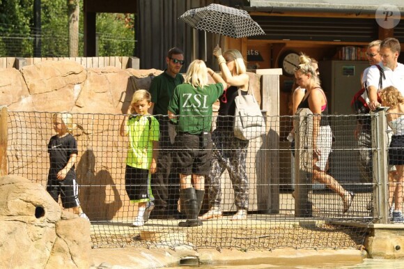 Gwen Stefani, son mari Gavin Rossdale et leurs deux enfants Kingston et Zuma (7 et 4 ans) se rendent au zoo de Londres, le 1er août 2013.