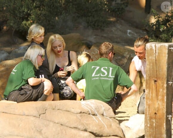 Gwen Stefani, son mari Gavin Rossdale et leurs deux enfants Kingston et Zuma (7 et 4 ans) se rendent au zoo de Londres, le 1er août 2013.