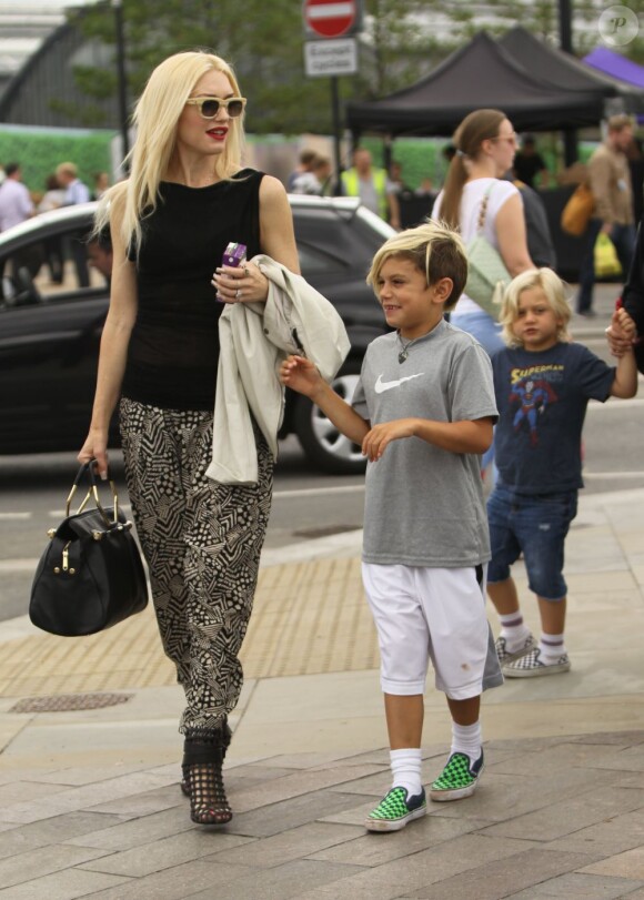 Gwen Stefani et ses deux garçons Kingston et Zuma poursuivent leur visite des lieux symboliques de Londres, le 2 août 2013.