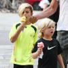 Kingston et Zuma (7 et 4 ans), les deux garçons de Gwen Stefani et Gavin Rossdale, dégustent des glaces au zoo de Londres. Le 1er août 2013.