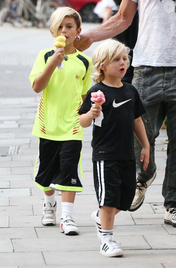 Kingston et Zuma (7 et 4 ans), les deux garçons de Gwen Stefani et Gavin Rossdale, dégustent des glaces au zoo de Londres. Le 1er août 2013.