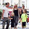 Gwen Stefani, Gavin Rossdale et leurs deux enfants à Londres, le 1er août 2013.