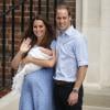 Le duc et la duchesse de Cambridge lors de leur départ de la maternité de l'hôpital St Mary à Londres le 23 juillet 2013, au lendemain de la naissance de leur fils le prince George de Cambridge.