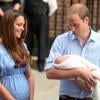 Le duc et la duchesse de Cambridge lors de leur départ de la maternité de l'hôpital St Mary à Londres le 23 juillet 2013, au lendemain de la naissance de leur fils le prince George de Cambridge.