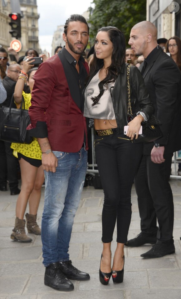 Nabilla embrasse son compagnon Thomas, lorsqu'elle arrive au défilé de mode Jean-Paul Gaultier à Paris. Le 3 juillet 2013.