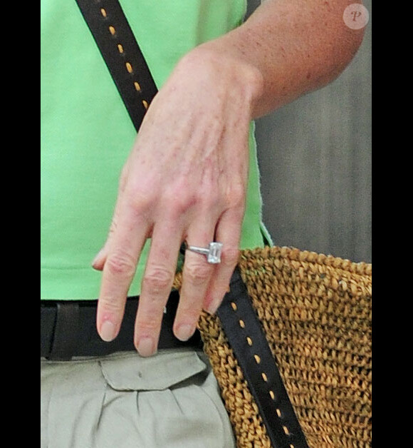 La bague de fiançailles de Elle Macpherson offerte par Jeffrey Soffer. Le 6 mai 2013 à Londres.