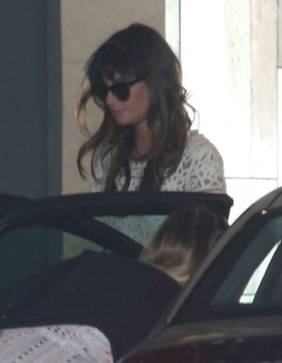 Lea Michele renoue avec sa vie sociale et arrive dans la plus grande discrétion à la baby shower de Jamie-Lynn Sigler à Beverly Hills. Le 3 août 2013