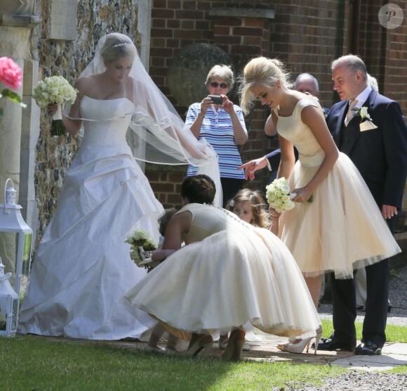 Pixie Lott, demoiselle d'honneur au mariage de sa soeur, le samedi 3 août dans l'Essex.
