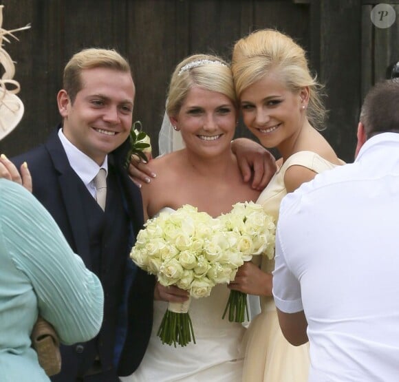 Pixie Lott au mariage de sa soeur Charlie-Ann, le samedi 3 août dans l'Essex.