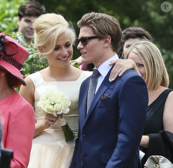 Pixie Lott, demoiselle d'honneur au mariage de sa soeur Charlie-Ann, le samedi 3 août 2013 dans l'Essex.