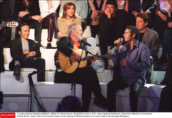 Jean-Jacques Goldman, Liane Foly, Maxime Le Forestier, Patrick Bruel, Julien Clerc et Francis Cabrel lors d'une émission hommage à George Brassens, sur le plateau de Michel Drucker, le 24 octobre 2001.