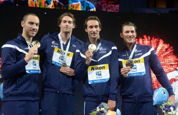 Camille Lacourt, Jérémy Stravius, Fabien Gilot et Giacomo Perez Dortona, champion du monde du 4x100 m 4 nages au Palau Sant Jordi de Barcelone