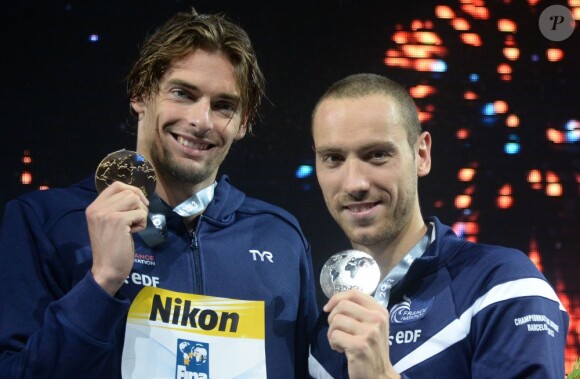Camille Lacourt et Jérémy Stravius après avoir déroché la première et la seconde place lors des mondiaux de Barcelone sur 50 m dos, le 4 août 2013
