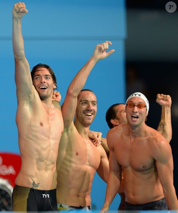 Camille Lacourt, Jérémy Stravius, Fabien Gilot et Giacomo Perez Dortona après la victoire lors du relais 4x100 m 4 nages au Palau Sant Jordi de Barcelone, le 4 août 2013