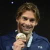 Camille Lacourt sur le podium du 50 m dos lors des mondiaux de Barcelone où il a décroché l'or devant son compatriote Jérémy Stravius, le 4 août 2013
