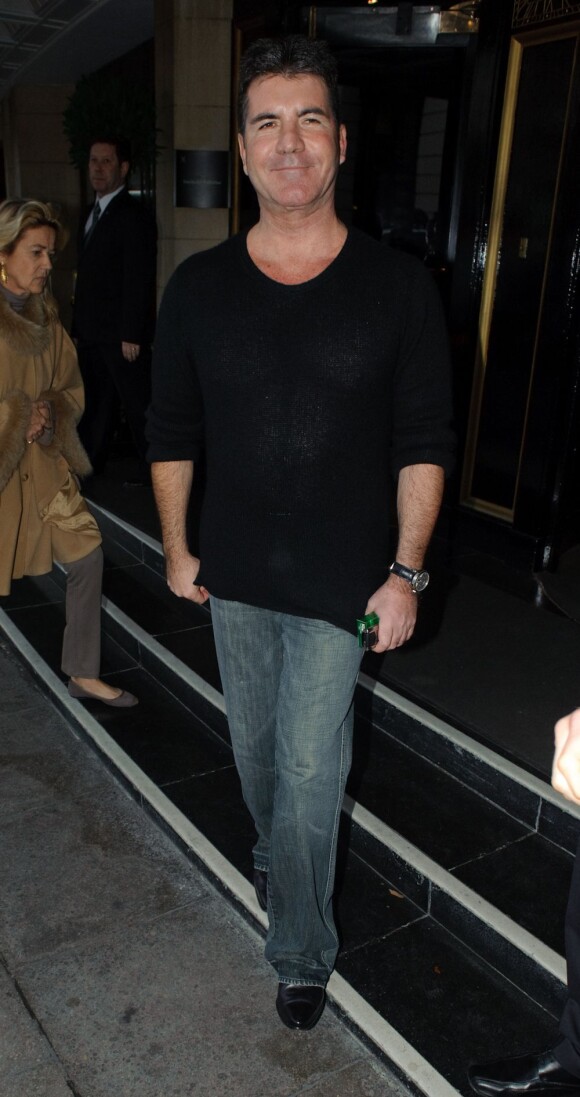 Simon Cowell - People à la sortie de l'hôtel Dorchester à Londres, le 19 mars 2013.
