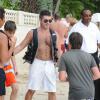 Simon Cowell passe la journée avec des amis sur une plage à la Barbade, le 1er janvier 2013.