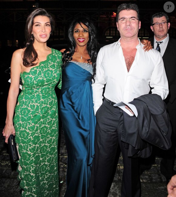 Simon Cowell, son ex-fiancée Mezhgan Hussainy et son ex-compagne Sinitta le 11 avril 2013 à Londres.