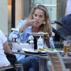 Elizabeth Berkley déjeune avec son mari Greg et leur fils Sky à Los Angeles le 4 août 2013. Le couple est ensuite allé faire des courses.