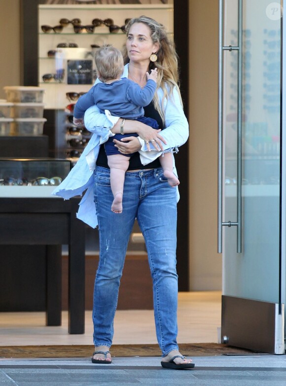 L'actrice Elizabeth Berkley déjeune avec son mari Greg et leur fils Sky à Los Angeles le 4 août 2013.