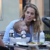 Elizabeth Berkley déjeune avec son mari Greg et leur fils Sky à Los Angeles le 4 août 2013.