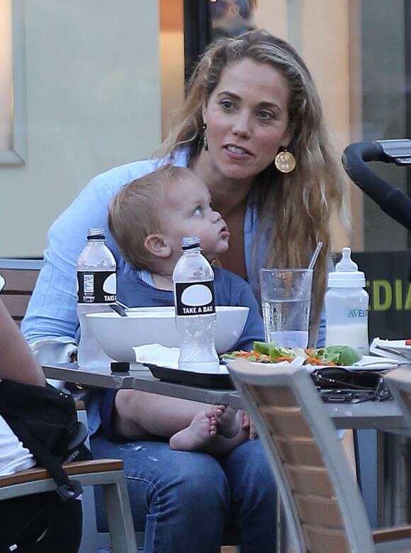 Elizabeth Berkley déjeune avec son mari Greg et leur fils Sky à Los Angeles le 4 août 2013.