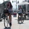 Shenae Grimes et son mari Josh Beech font du vélo à Hollywood, le 28 juillet 2013.