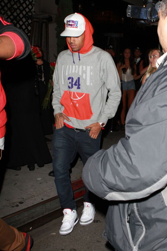 Chris Brown sort de la boîte de nuit Eden à Los Angeles, le 5 août 2013. Le matin même, il s'était rendu à la prison de Van Nuys et y est resté environ 45 minutes.