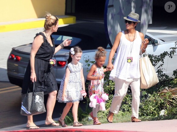 Halle Berry et sa fille Nahla au Universal Studios Theme Park à Los Angeles, le 6 août 2013.