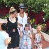 Halle Berry enceinte au côté de sa fille Nahla au Universal Studios Theme Park à Los Angeles, le 6 août 2013.