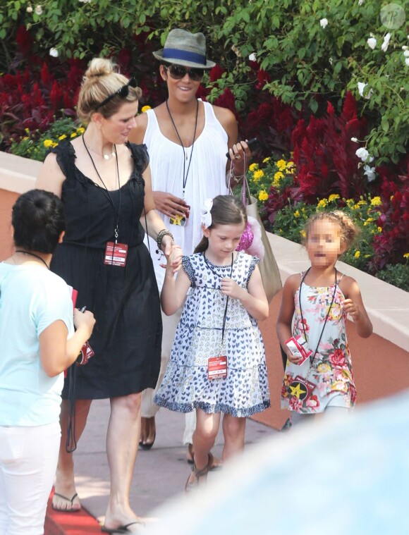 Halle Berry enceinte au côté de sa fille Nahla au Universal Studios Theme Park à Los Angeles, le 6 août 2013.