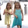 Marion et Tabitha, les filles de Sarah Jessica Parker et Matthew Broderick, se promènent avec leurs trotinettes dans les rues de New York. Le 5 juin 2013.