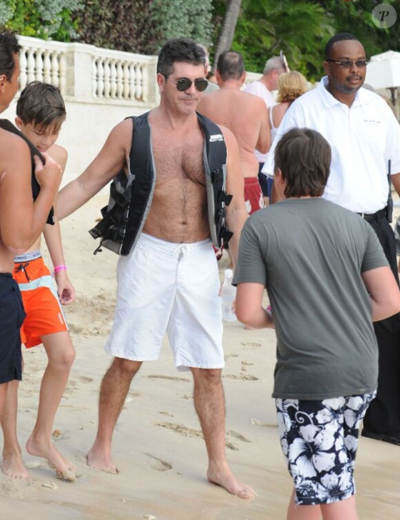 Simon Cowell passe la journée avec des amis sur une plage à la Barbade, le 1er janvier 2013.