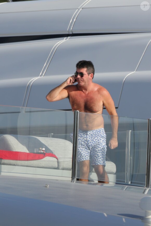 Simon Cowell en vacances sur un yacht à Saint-Barthélemy avec ses deux ex-compagnes Mezhgan Hussainy et Sinitta le 9 janvier 2012.