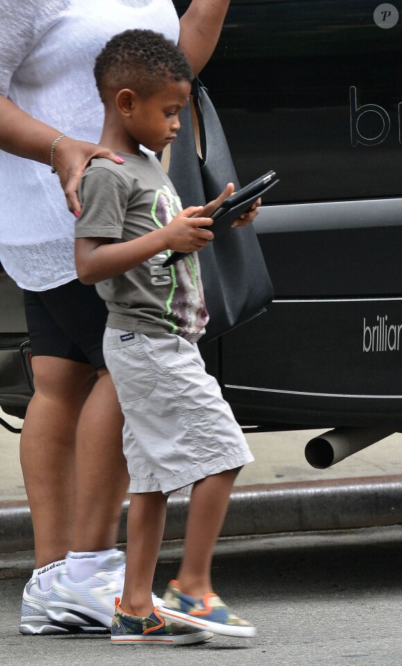 Raymond V, le fils d'Usher, à la sortie d'un hôtel de Manhattan avec sa grand-mère, août 2013.