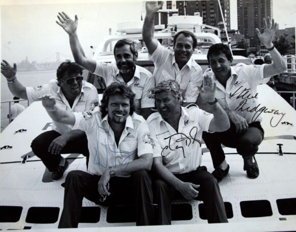 Sir Richard Branson et son équipage composé de Eckie Rastig, Dag Pike, Peter McCann, Steve Ridgway, et Chay Blyth sur son Virgin Atlantic Challenger II après avoir battu le record de la traversée de l'Atlantique en juin 1986.