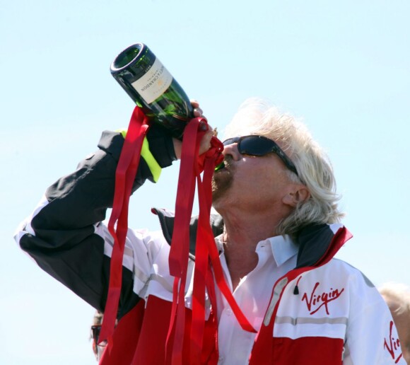 Richard Branson retrouve son Virgin Atlantic Challenger II et les membres d'équipage avec lesquels il a battu le record de la traversée de l'Atlantique en 1986 le 6 août 2013 à Plymouth.
