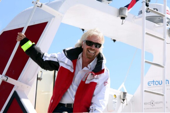 Sir Richard Branson retrouve son Virgin Atlantic Challenger II et les membres d'équipage avec lesquels il a battu le record de la traversée de l'Atlantique en 1986 le 6 août 2013 à Plymouth.