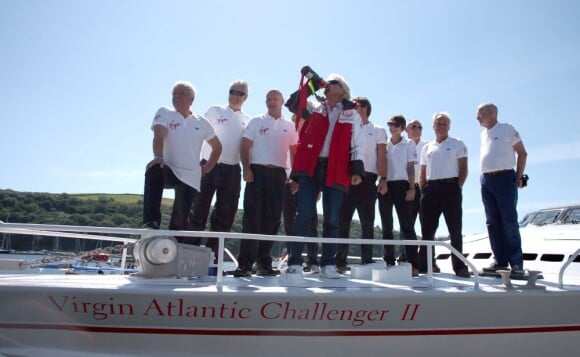 Le businessman Sir Richard Branson retrouve son Virgin Atlantic Challenger II et les membres d'équipage avec lesquels il a battu le record de la traversée de l'Atlantique en 1986 le 6 août 2013 à Plymouth.