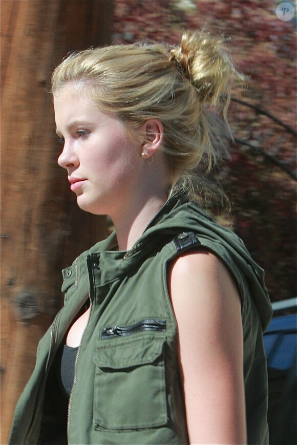 Exclusif - Ireland Baldwin, la fille de Kim Basinger et d'Alec Baldwin, se rend chez un tatoueur à Studio City, le 6 août 2013.