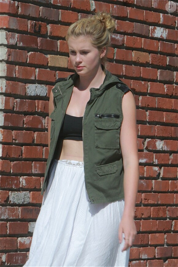 Exclusif - Ireland Baldwin se rend chez un tatoueur à Studio City, le 6 août 2013.