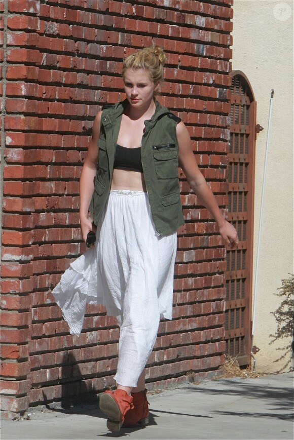Exclusif - Ireland Baldwin se rend chez un tatoueur à Studio City, le 6 août 2013.