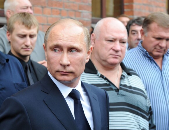 Le président Vladimir Poutine aux obsèques du professeur de judo Anatoly Rakhlin à Saint-Pétersbourg le 9 août 2013.