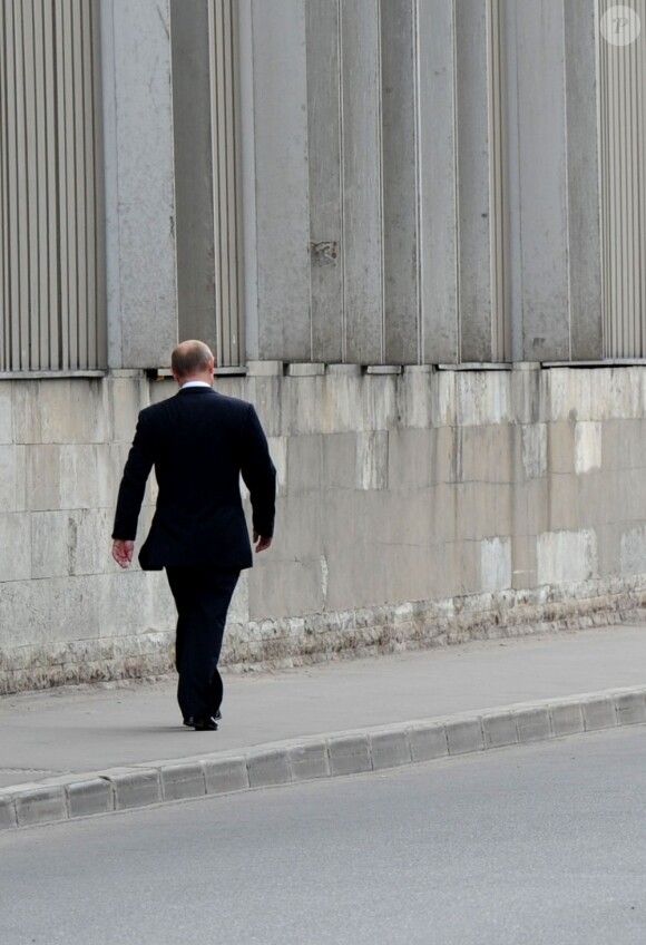 Le président russe Vladimir Poutine aux obsèques du professeur de judo Anatoly Rakhlin à Saint-Pétersbourg le 9 août 2013.