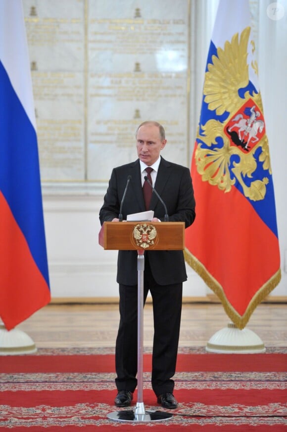 Vladimir Poutine assiste à une cérémonie militaire à Moscou, le 7 juin 2013.