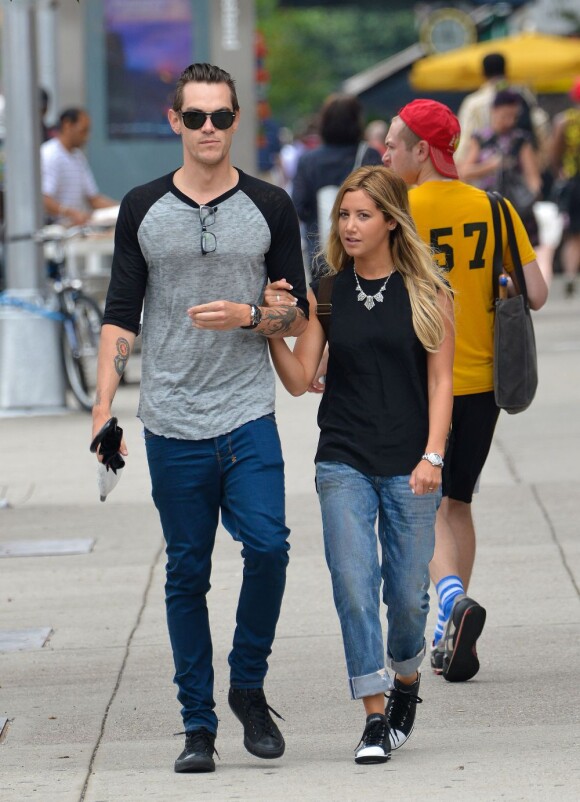 Ashley Tisdale et son fiancé Christopher French vont faire du shopping à New York, le 9 août 2013.