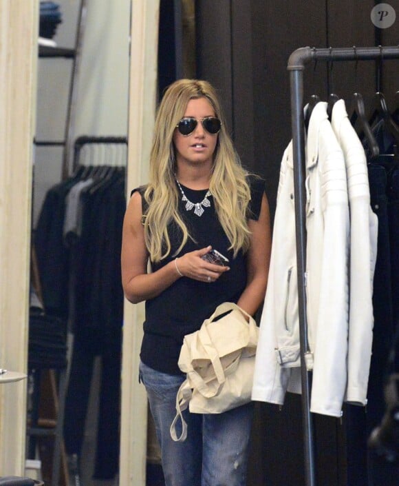 Ashley Tisdale et son fiancé Christopher French vont faire du shopping à New York, le 9 août 2013.