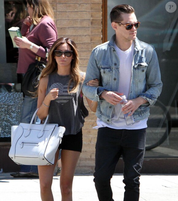 Ashley Tisdale et Christopher French sont allés déjeuner au restaurant Fresh Corn Grill, à West Hollywood, le 18 avril 2013.