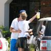 Exclusif - Rebecca Romijn et Jerry O'Connell échangent un baiser après avoir déjeuné au restaurant à Woodland Hills, le 9 août 2013.