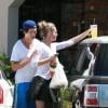 Exclusif - Rebecca Romijn et son mari Jerry O'Connell échangent un baiser après avoir déjeuné au restaurant à Woodland Hills, le 9 août 2013.
